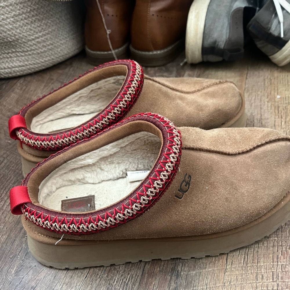 Used UGG TAZZ
